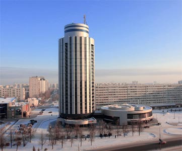 Бизнес-центр в виде башни с дополнительным зданием круглой формы.
